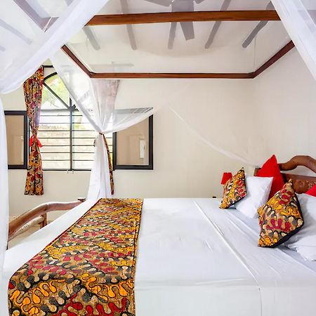 Bed and Breakfast Zarafa House à Diani Beach Extérieur photo