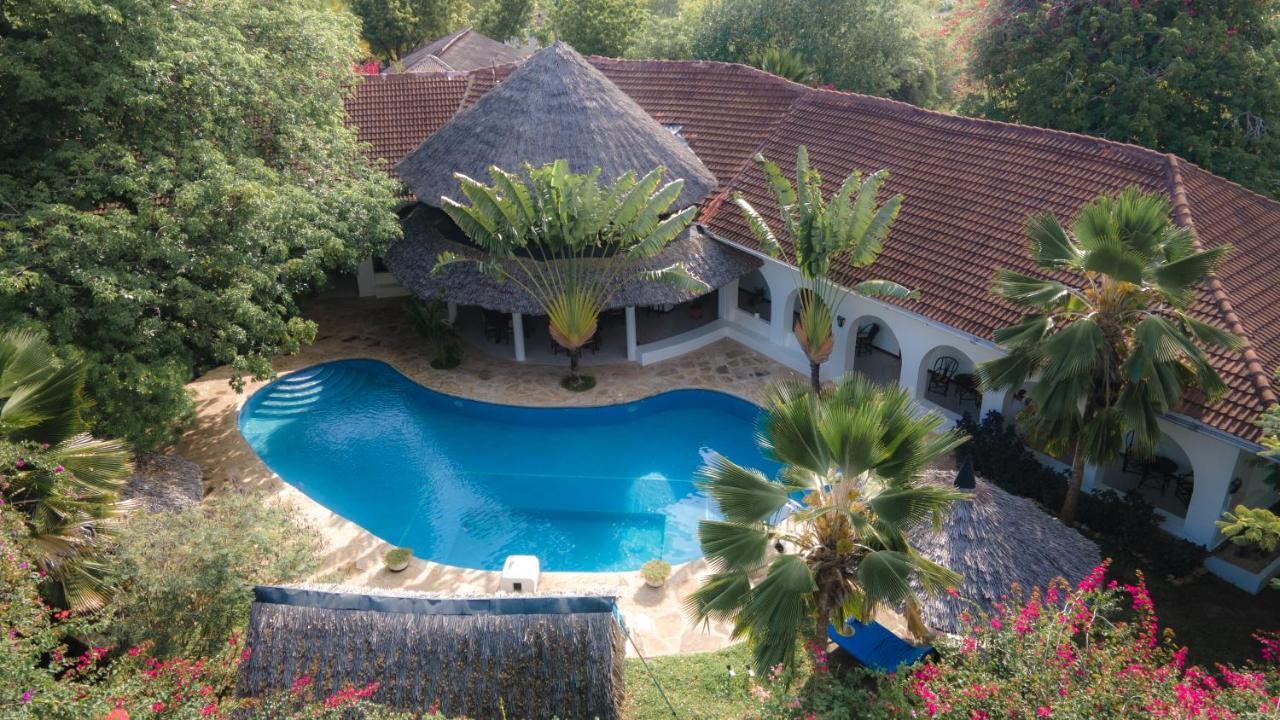 Bed and Breakfast Zarafa House à Diani Beach Extérieur photo