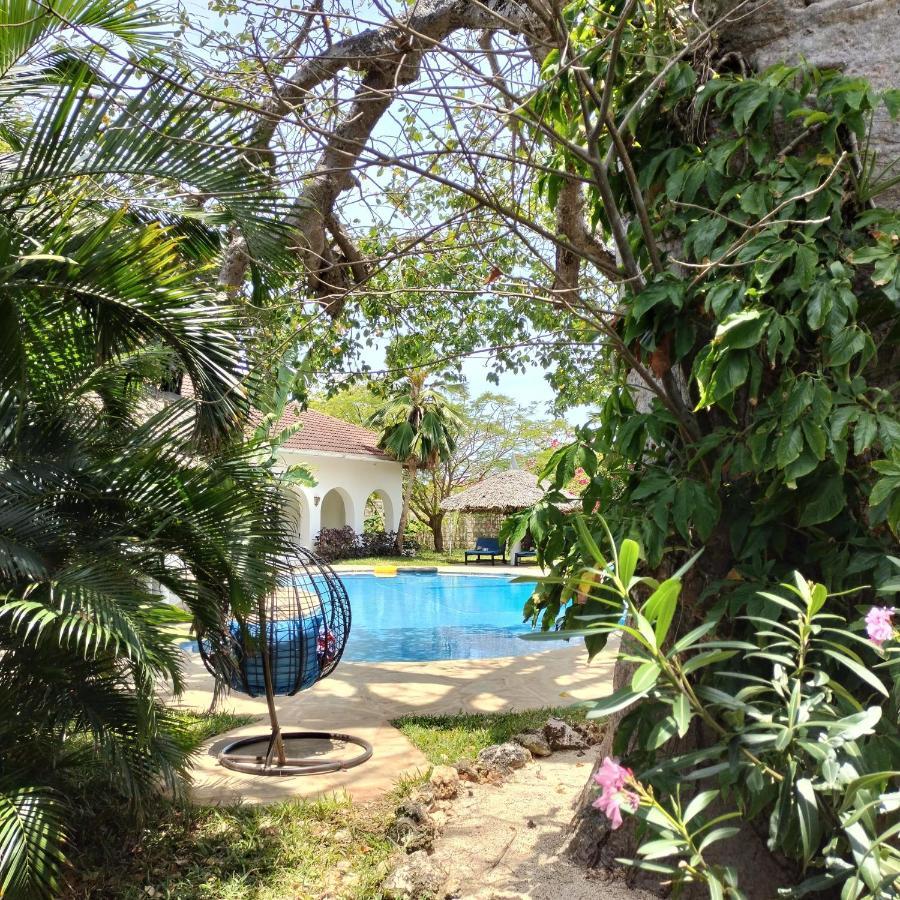 Bed and Breakfast Zarafa House à Diani Beach Extérieur photo