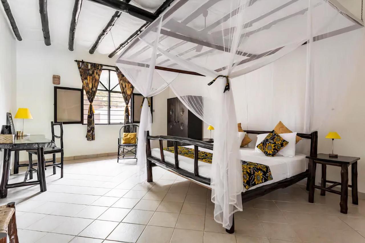 Bed and Breakfast Zarafa House à Diani Beach Extérieur photo