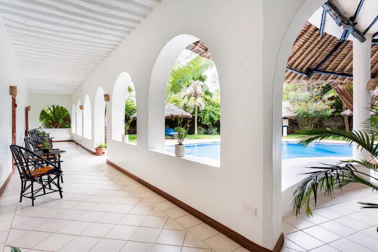 Bed and Breakfast Zarafa House à Diani Beach Extérieur photo